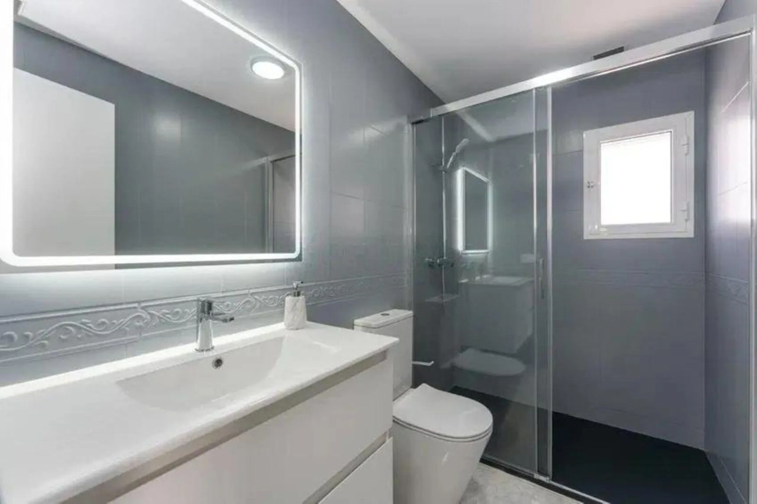 Corner townhouse with sea views in Artola – Cabopino, located next to the golf course and just a 10-minute walk from the beach, within a small community of only five homes. This is a rare opportunity in this highly sought-after area of Marbella.