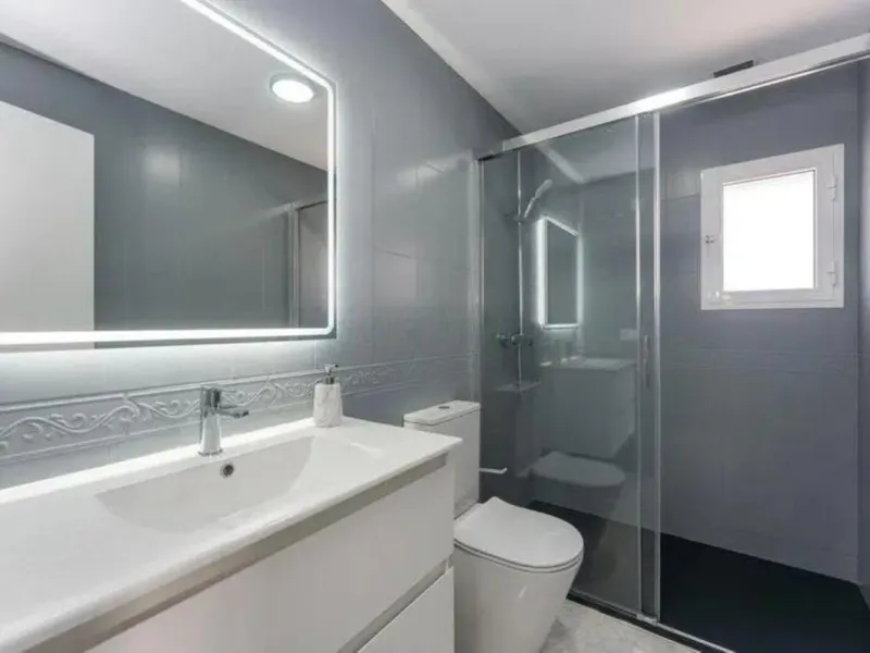 Corner townhouse with sea views in Artola – Cabopino, located next to the golf course and just a 10-minute walk from the beach, within a small community of only five homes. This is a rare opportunity in this highly sought-after area of Marbella.