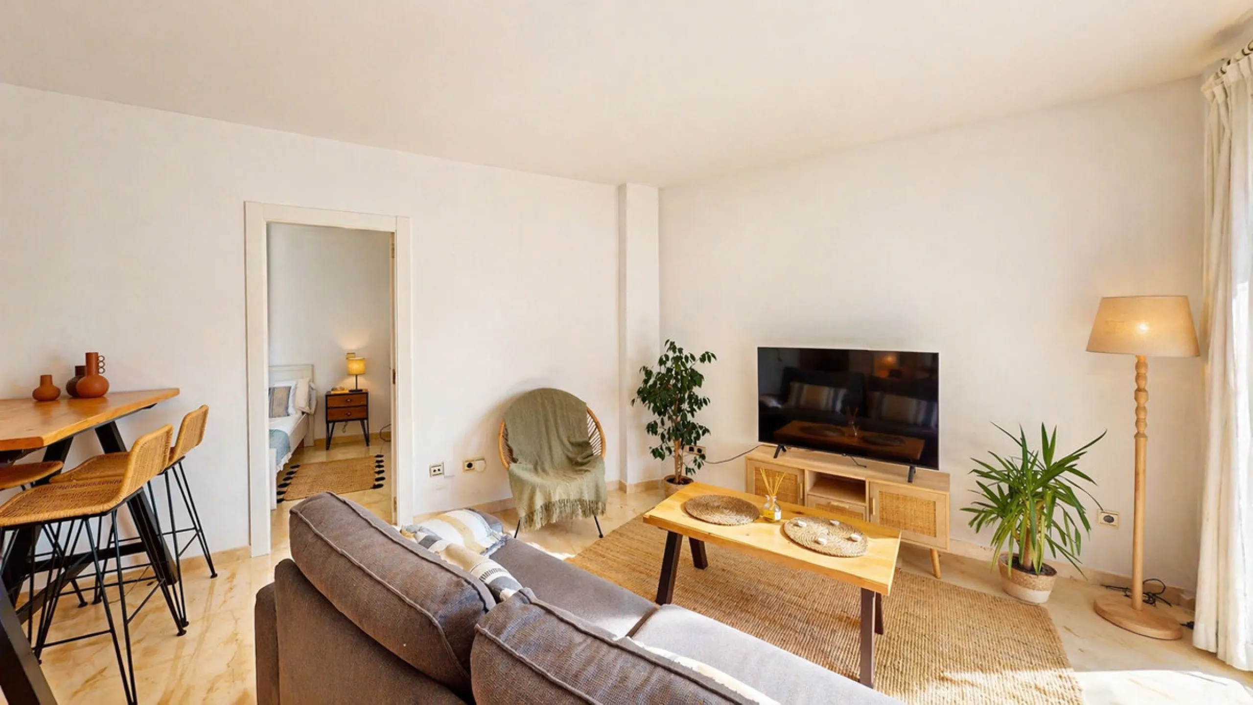 Beautiful apartment located in the sought-after area of Atalaya, Estepona—ideal as a permanent residence or a smart investment opportunity. The property features 2 spacious bedrooms, 1 bathroom, and 1 en-suite bathroom, with an east-facing orientation tha