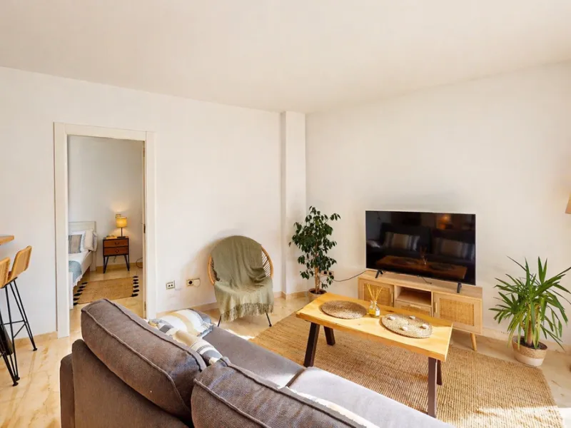 Beautiful apartment located in the sought-after area of Atalaya, Estepona—ideal as a permanent residence or a smart investment opportunity. The property features 2 spacious bedrooms, 1 bathroom, and 1 en-suite bathroom, with an east-facing orientation tha