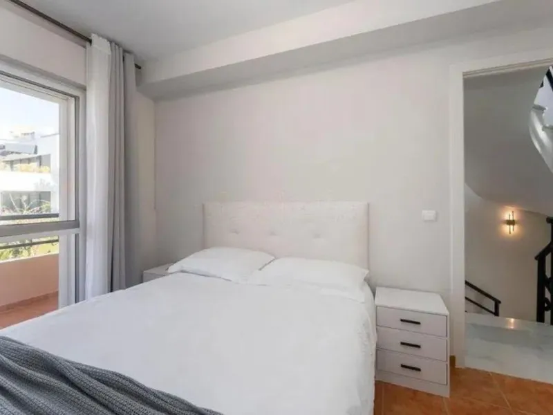 Corner townhouse with sea views in Artola – Cabopino, located next to the golf course and just a 10-minute walk from the beach, within a small community of only five homes. This is a rare opportunity in this highly sought-after area of Marbella.