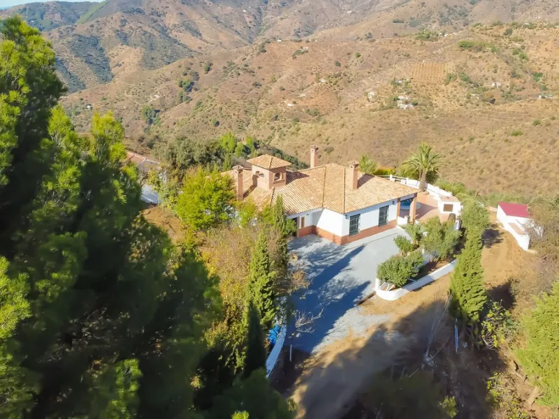 House - Finca - Cortijo в продаже в Málaga, Málaga. В доме 6 спален и 6 ванных комнат. Площадь дома 524 м². Площадь участка 106000 м²