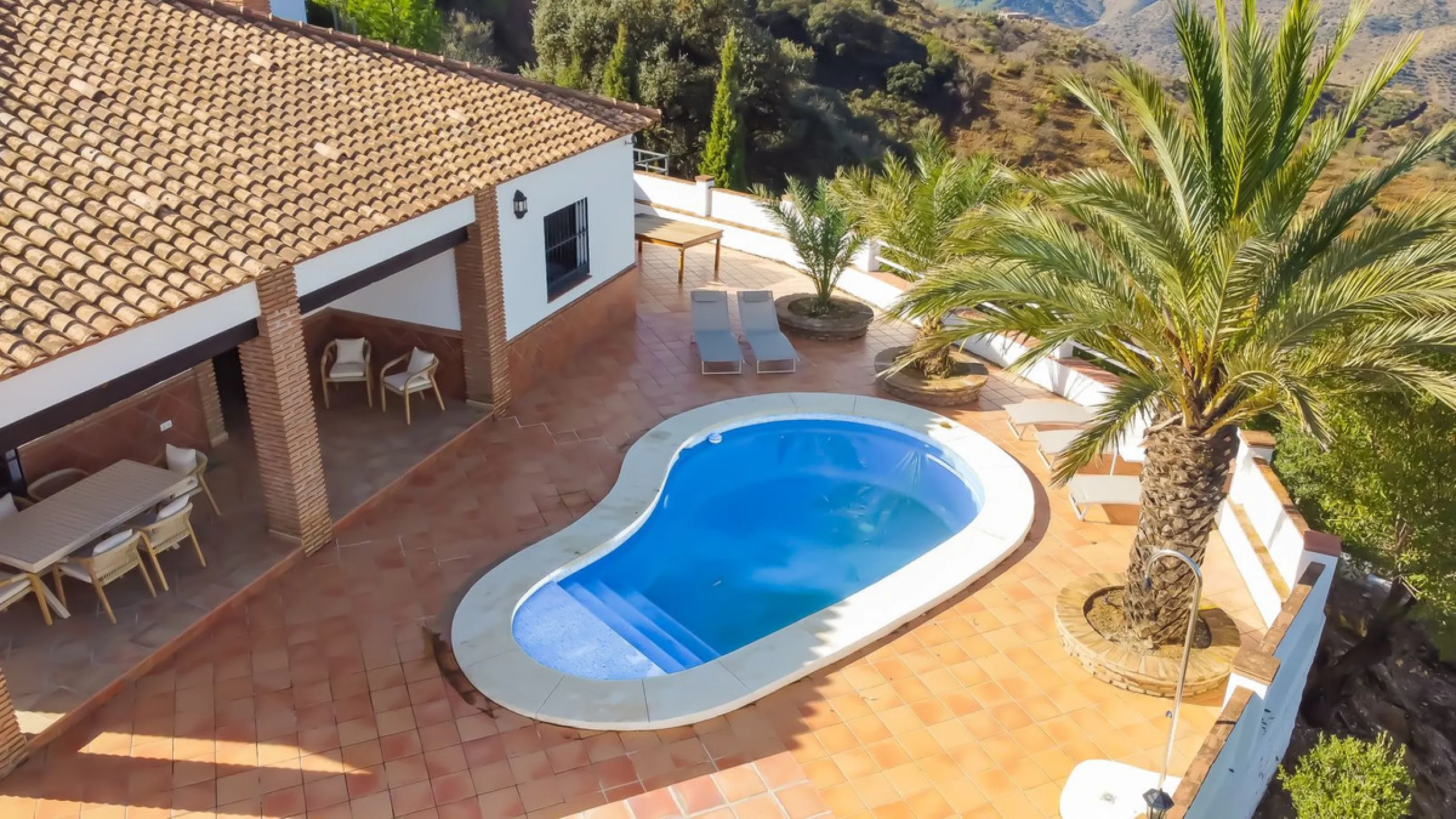 House - Finca - Cortijo в продаже в Málaga, Málaga. В доме 6 спален и 6 ванных комнат. Площадь дома 524 м². Площадь участка 106000 м²