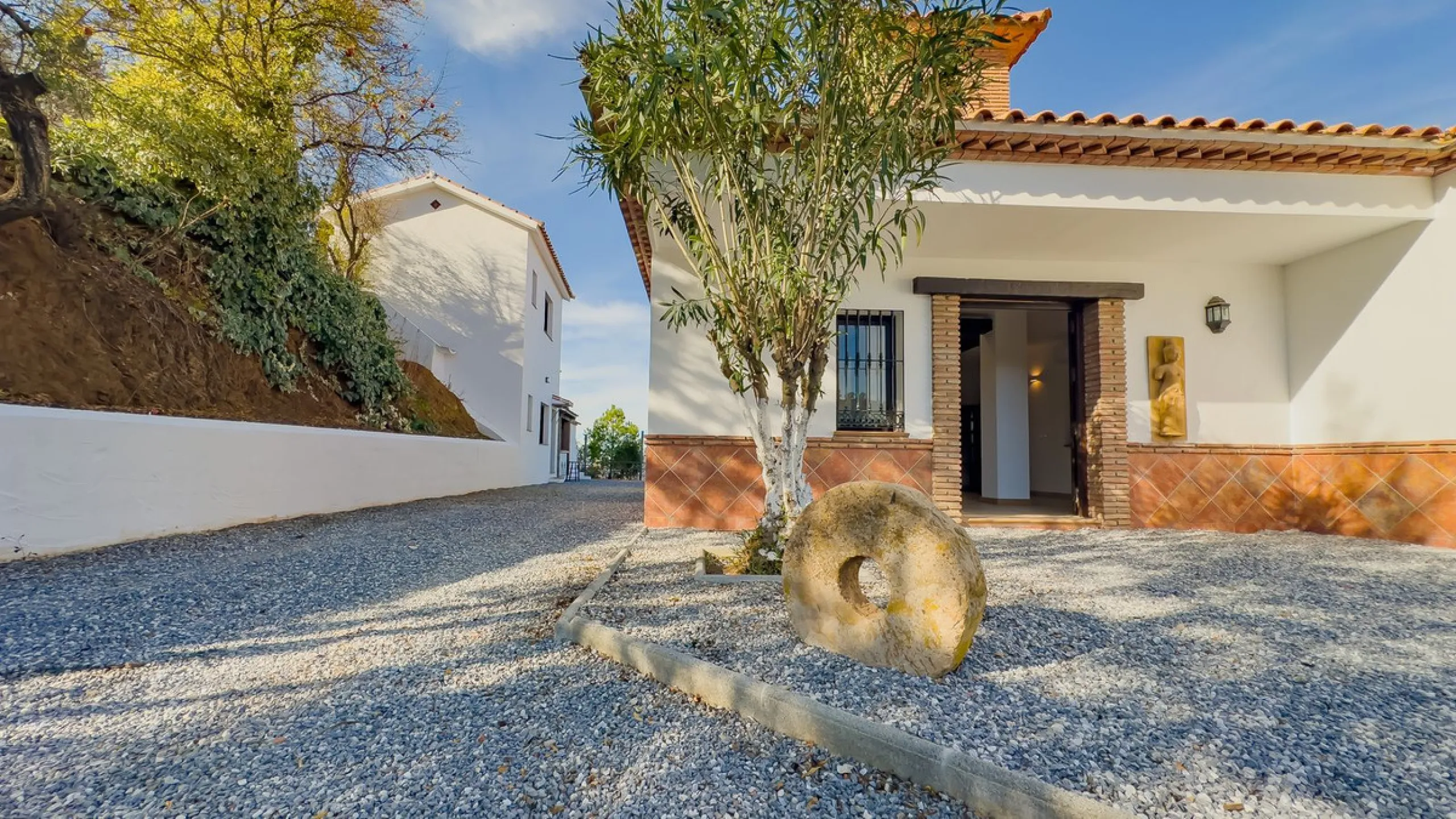 House - Finca - Cortijo в продаже в Málaga, Málaga. В доме 6 спален и 6 ванных комнат. Площадь дома 524 м². Площадь участка 106000 м²