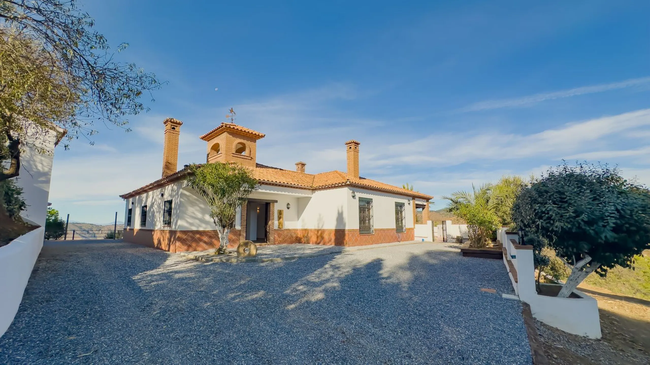 House - Finca - Cortijo в продаже в Málaga, Málaga. В доме 6 спален и 6 ванных комнат. Площадь дома 524 м². Площадь участка 106000 м²