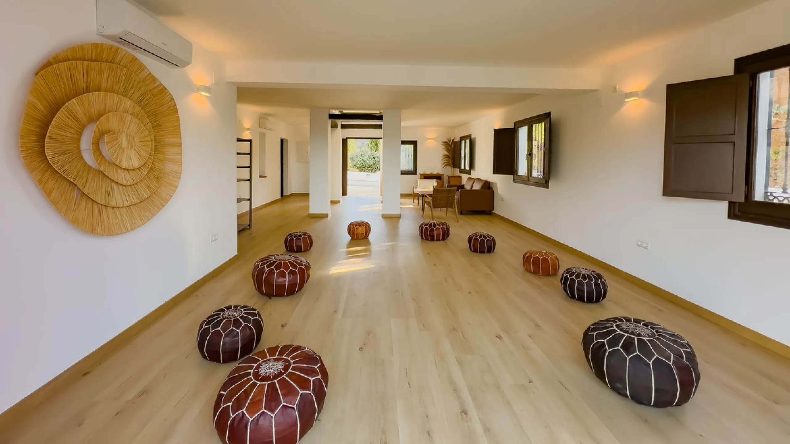 House - Finca - Cortijo в продаже в Málaga, Málaga. В доме 6 спален и 6 ванных комнат. Площадь дома 524 м². Площадь участка 106000 м²
