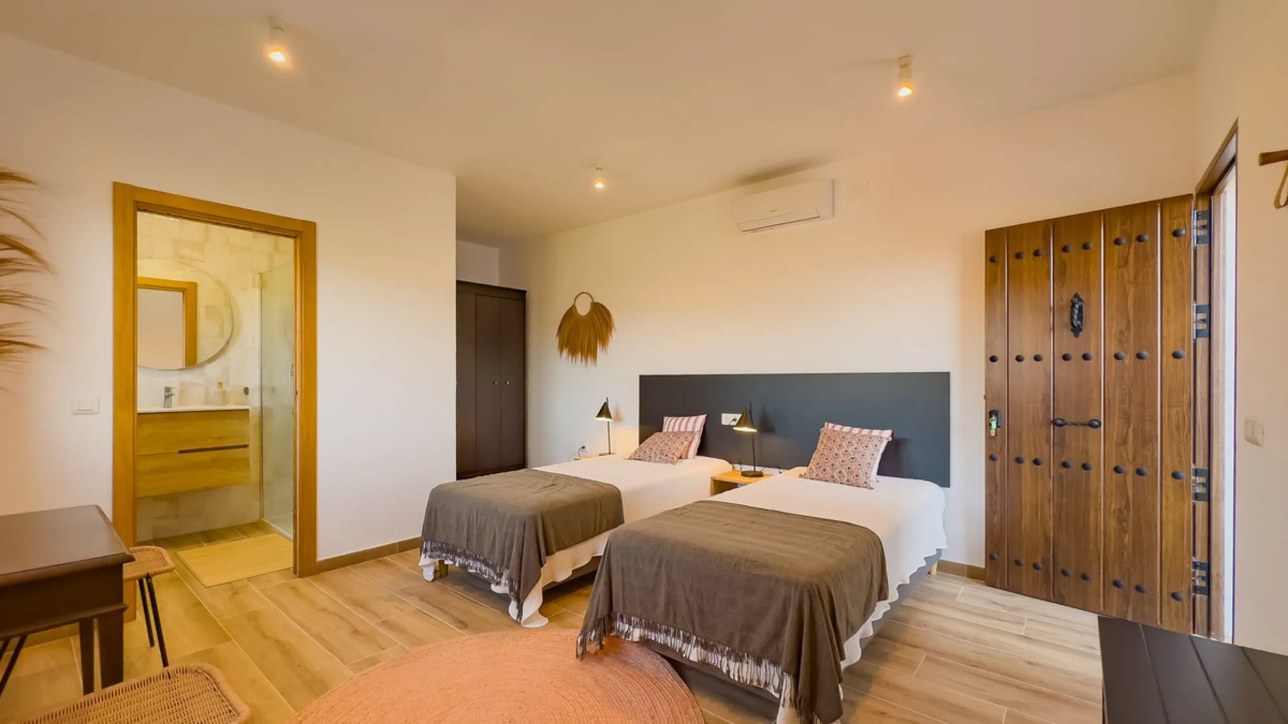 House - Finca - Cortijo в продаже в Málaga, Málaga. В доме 6 спален и 6 ванных комнат. Площадь дома 524 м². Площадь участка 106000 м²