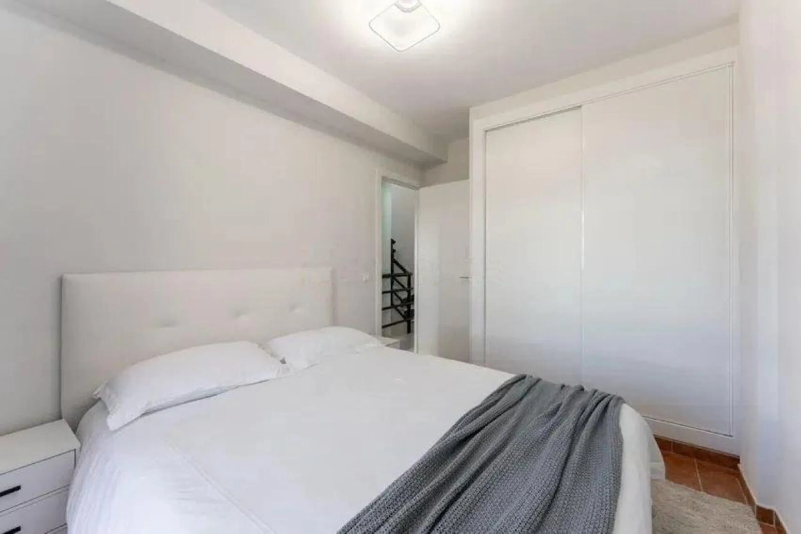 Corner townhouse with sea views in Artola – Cabopino, located next to the golf course and just a 10-minute walk from the beach, within a small community of only five homes. This is a rare opportunity in this highly sought-after area of Marbella.