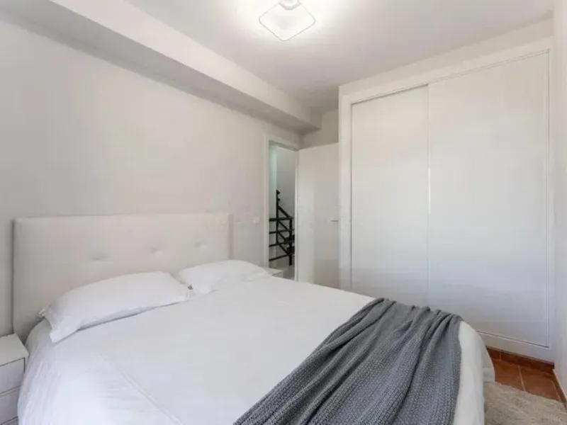 Corner townhouse with sea views in Artola – Cabopino, located next to the golf course and just a 10-minute walk from the beach, within a small community of only five homes. This is a rare opportunity in this highly sought-after area of Marbella.