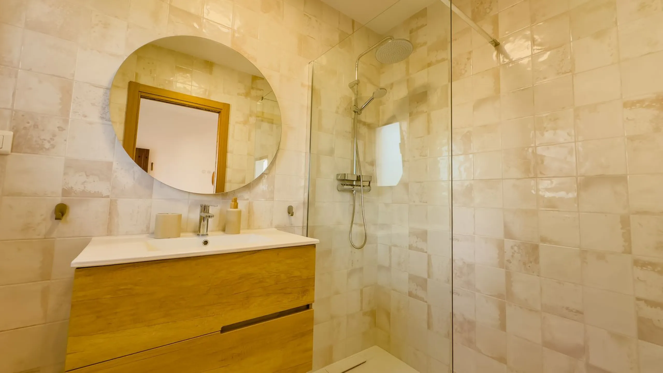House - Finca - Cortijo в продаже в Málaga, Málaga. В доме 6 спален и 6 ванных комнат. Площадь дома 524 м². Площадь участка 106000 м²