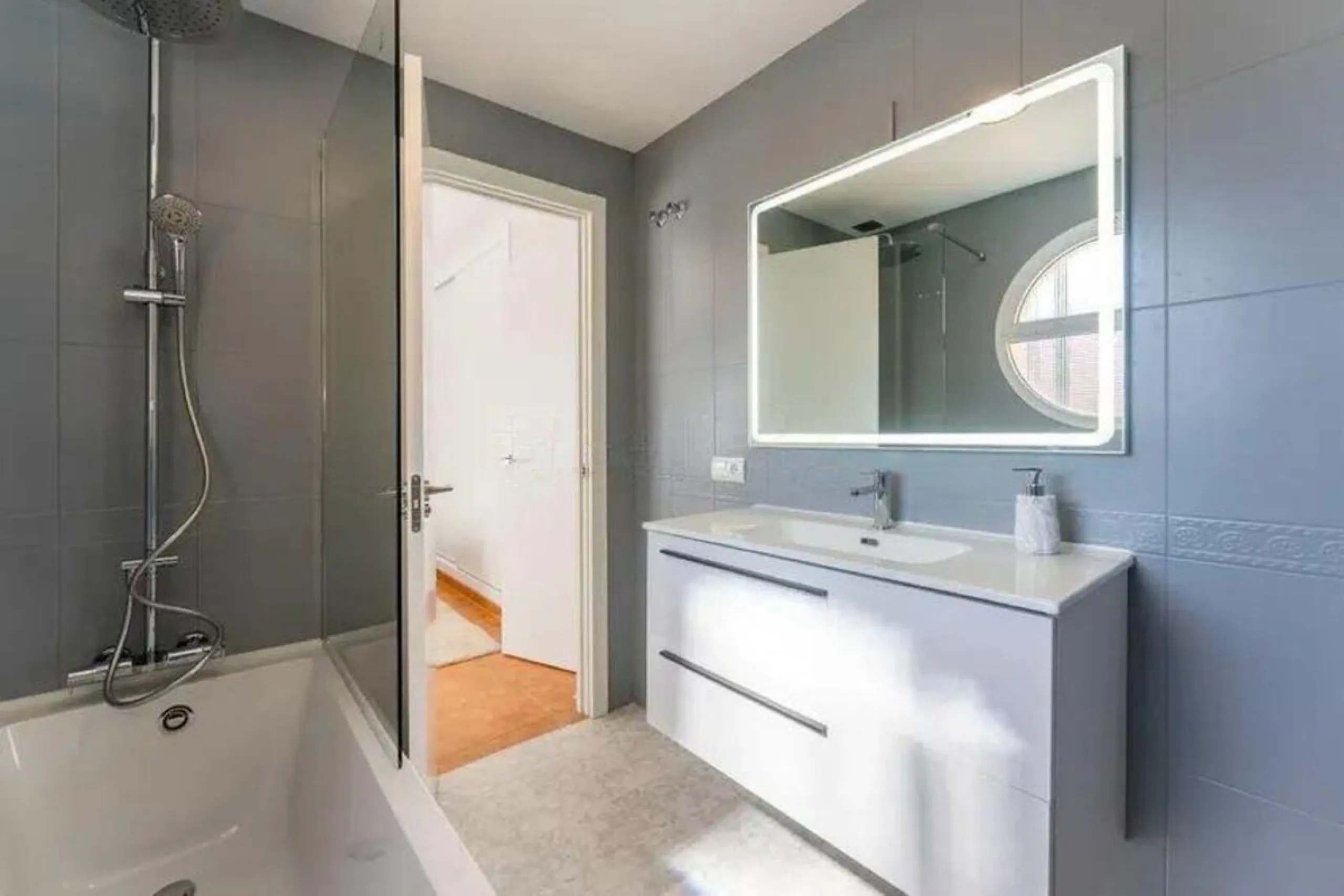 Corner townhouse with sea views in Artola – Cabopino, located next to the golf course and just a 10-minute walk from the beach, within a small community of only five homes. This is a rare opportunity in this highly sought-after area of Marbella.
