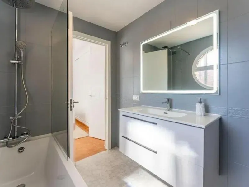 Corner townhouse with sea views in Artola – Cabopino, located next to the golf course and just a 10-minute walk from the beach, within a small community of only five homes. This is a rare opportunity in this highly sought-after area of Marbella.