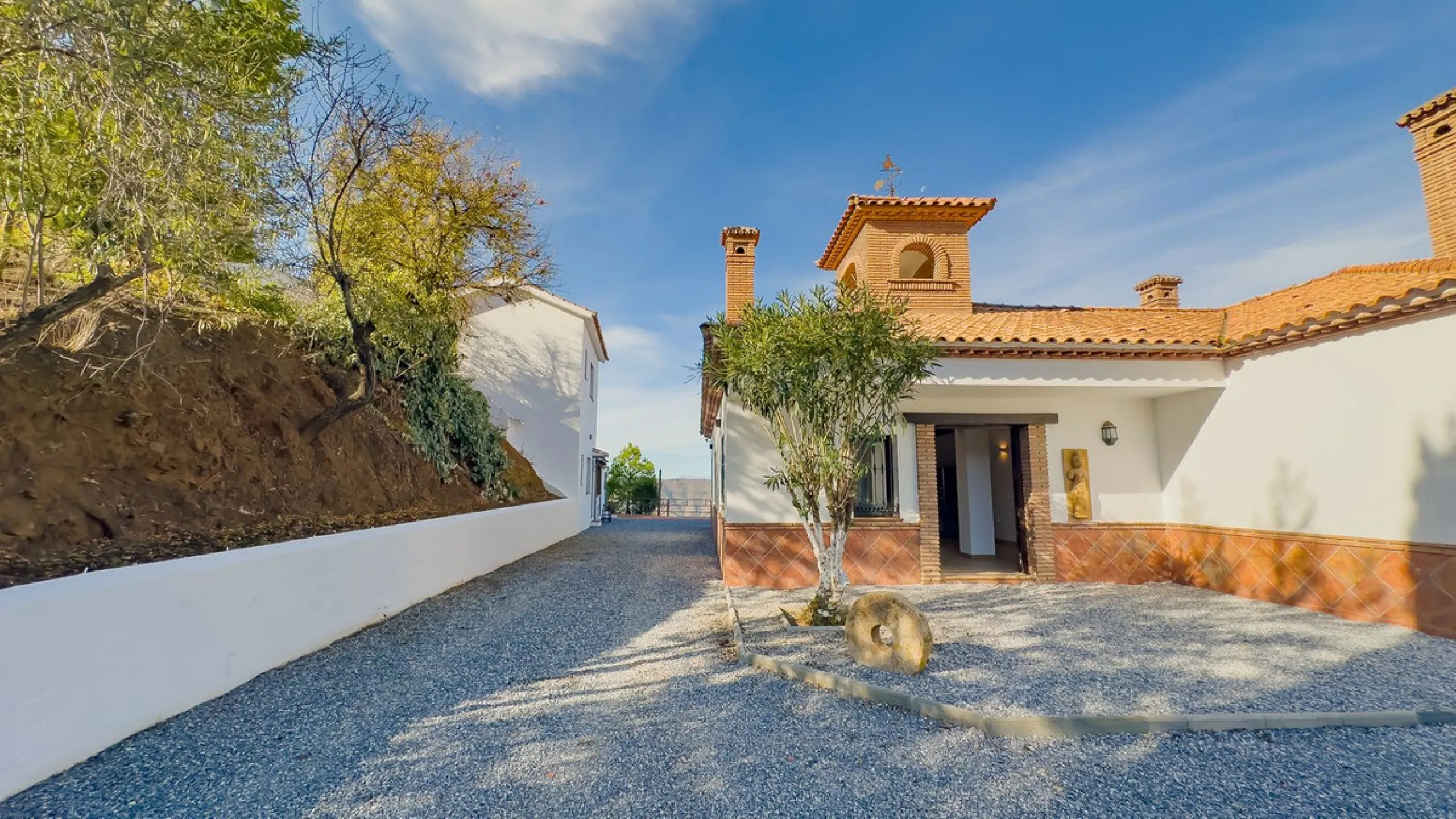 House - Finca - Cortijo в продаже в Málaga, Málaga. В доме 6 спален и 6 ванных комнат. Площадь дома 524 м². Площадь участка 106000 м²