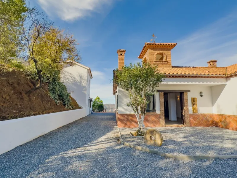 House - Finca - Cortijo в продаже в Málaga, Málaga. В доме 6 спален и 6 ванных комнат. Площадь дома 524 м². Площадь участка 106000 м²