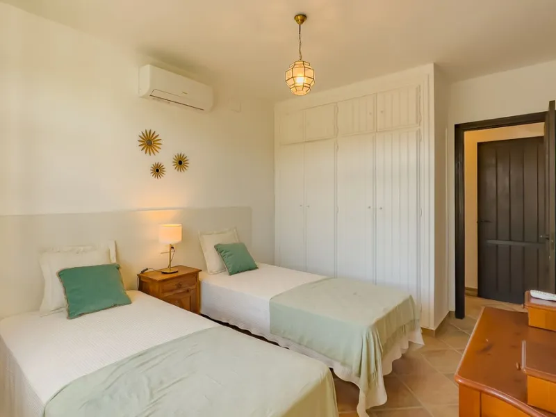House - Finca - Cortijo в продаже в Málaga, Málaga. В доме 6 спален и 6 ванных комнат. Площадь дома 524 м². Площадь участка 106000 м²