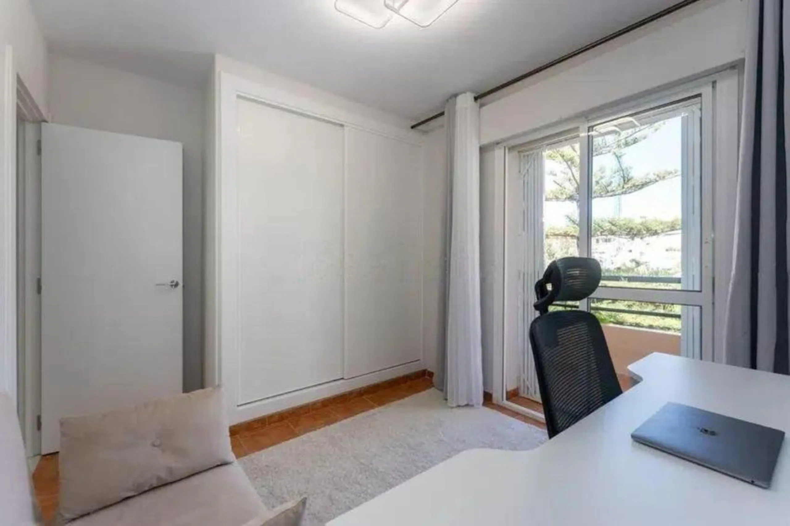 Corner townhouse with sea views in Artola – Cabopino, located next to the golf course and just a 10-minute walk from the beach, within a small community of only five homes. This is a rare opportunity in this highly sought-after area of Marbella.