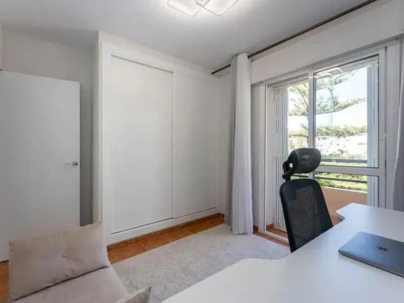 Corner townhouse with sea views in Artola – Cabopino, located next to the golf course and just a 10-minute walk from the beach, within a small community of only five homes. This is a rare opportunity in this highly sought-after area of Marbella.