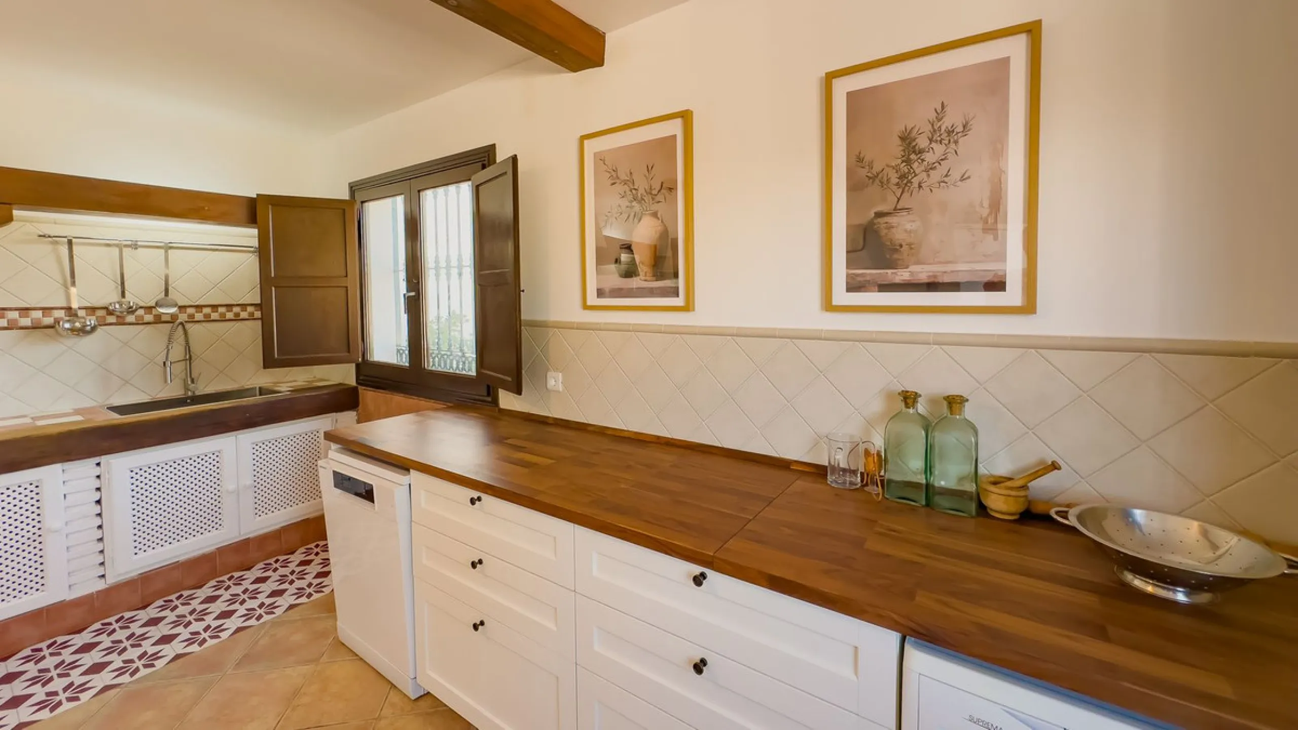 House - Finca - Cortijo в продаже в Málaga, Málaga. В доме 6 спален и 6 ванных комнат. Площадь дома 524 м². Площадь участка 106000 м²