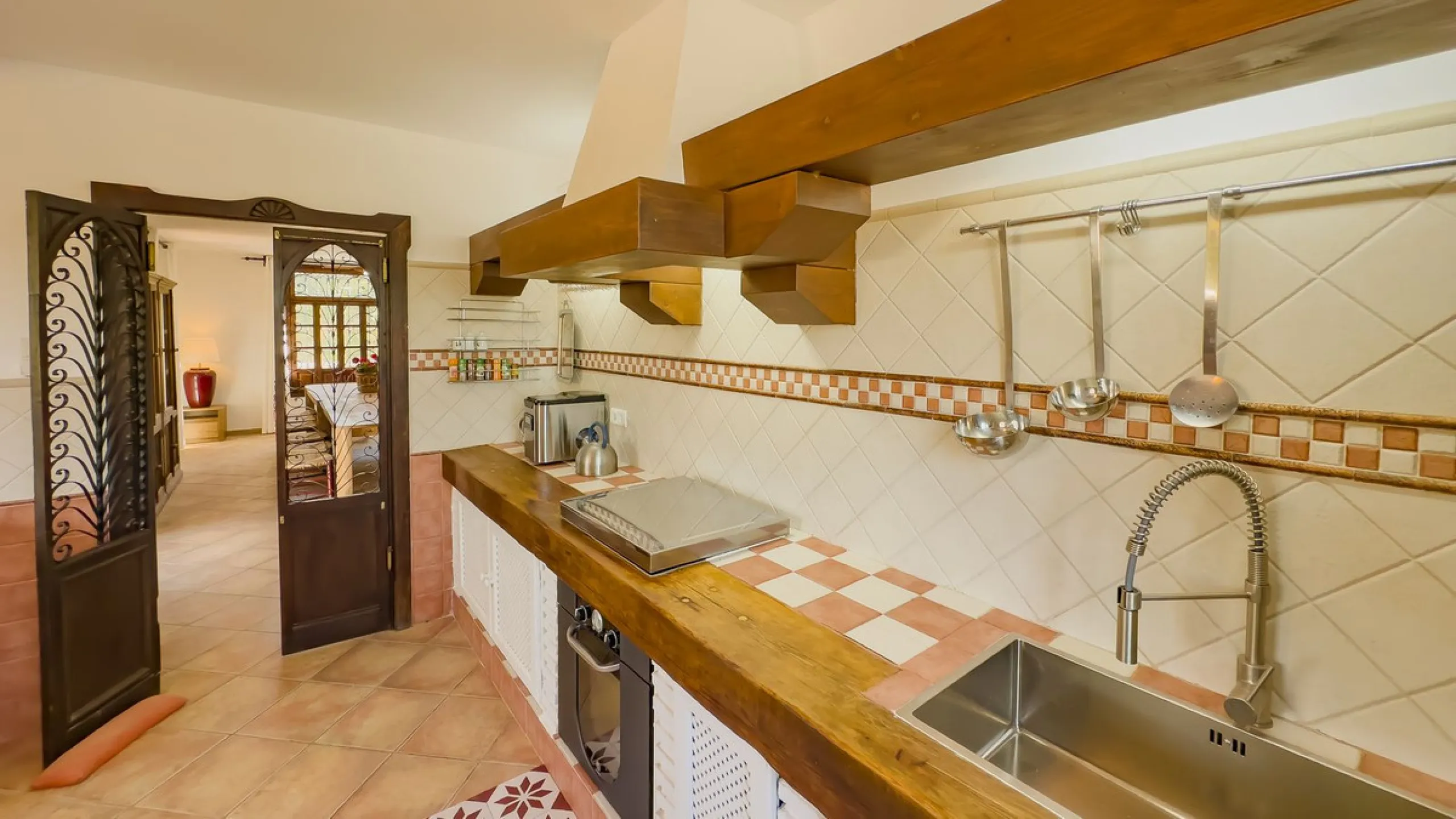House - Finca - Cortijo в продаже в Málaga, Málaga. В доме 6 спален и 6 ванных комнат. Площадь дома 524 м². Площадь участка 106000 м²
