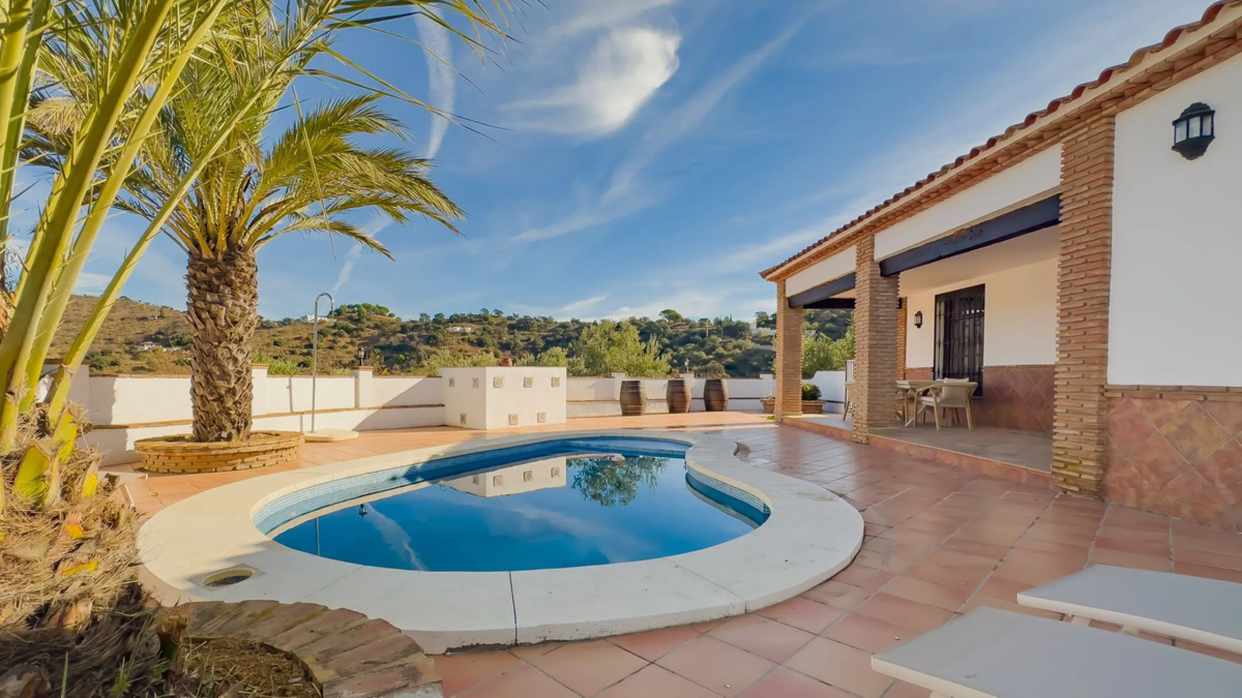House - Finca - Cortijo в продаже в Málaga, Málaga. В доме 6 спален и 6 ванных комнат. Площадь дома 524 м². Площадь участка 106000 м²