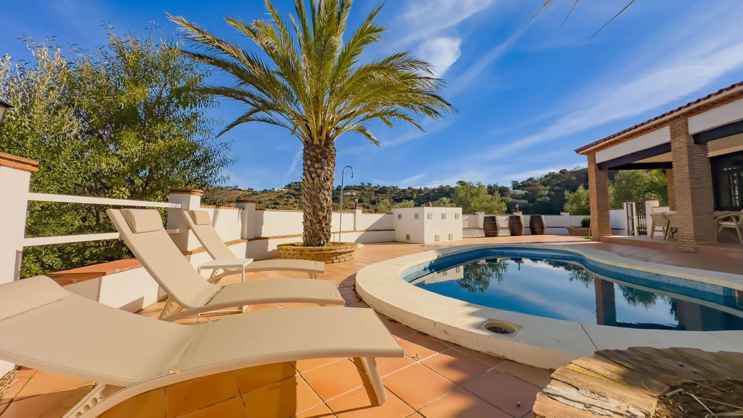 House - Finca - Cortijo в продаже в Málaga, Málaga. В доме 6 спален и 6 ванных комнат. Площадь дома 524 м². Площадь участка 106000 м²