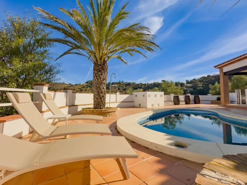 House - Finca - Cortijo в продаже в Málaga, Málaga. В доме 6 спален и 6 ванных комнат. Площадь дома 524 м². Площадь участка 106000 м²