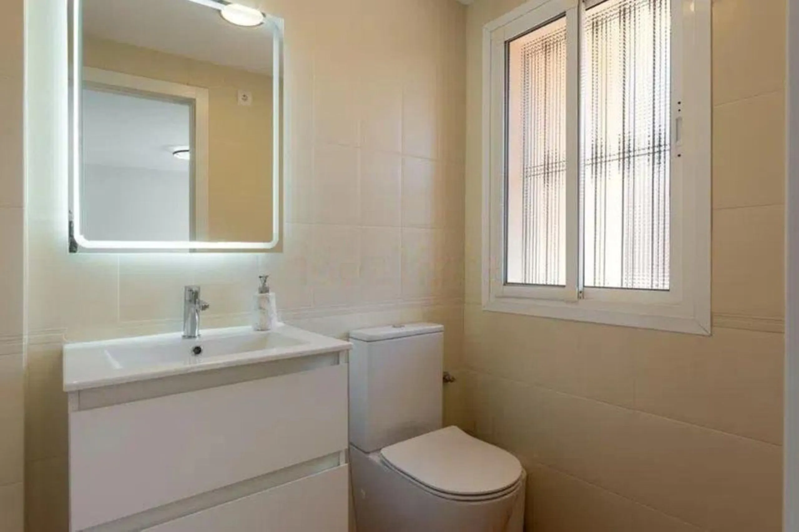 Corner townhouse with sea views in Artola – Cabopino, located next to the golf course and just a 10-minute walk from the beach, within a small community of only five homes. This is a rare opportunity in this highly sought-after area of Marbella.
