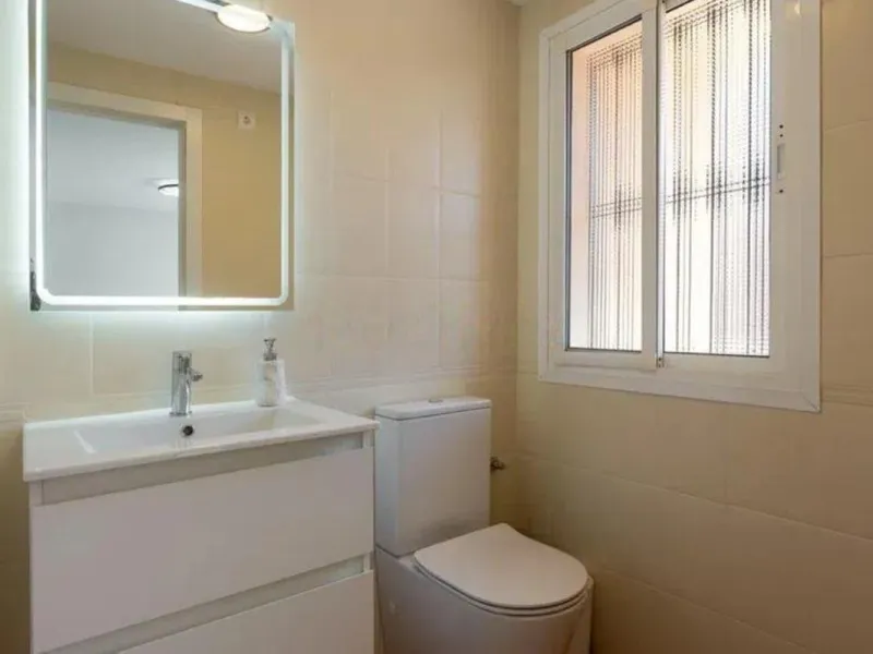 Corner townhouse with sea views in Artola – Cabopino, located next to the golf course and just a 10-minute walk from the beach, within a small community of only five homes. This is a rare opportunity in this highly sought-after area of Marbella.