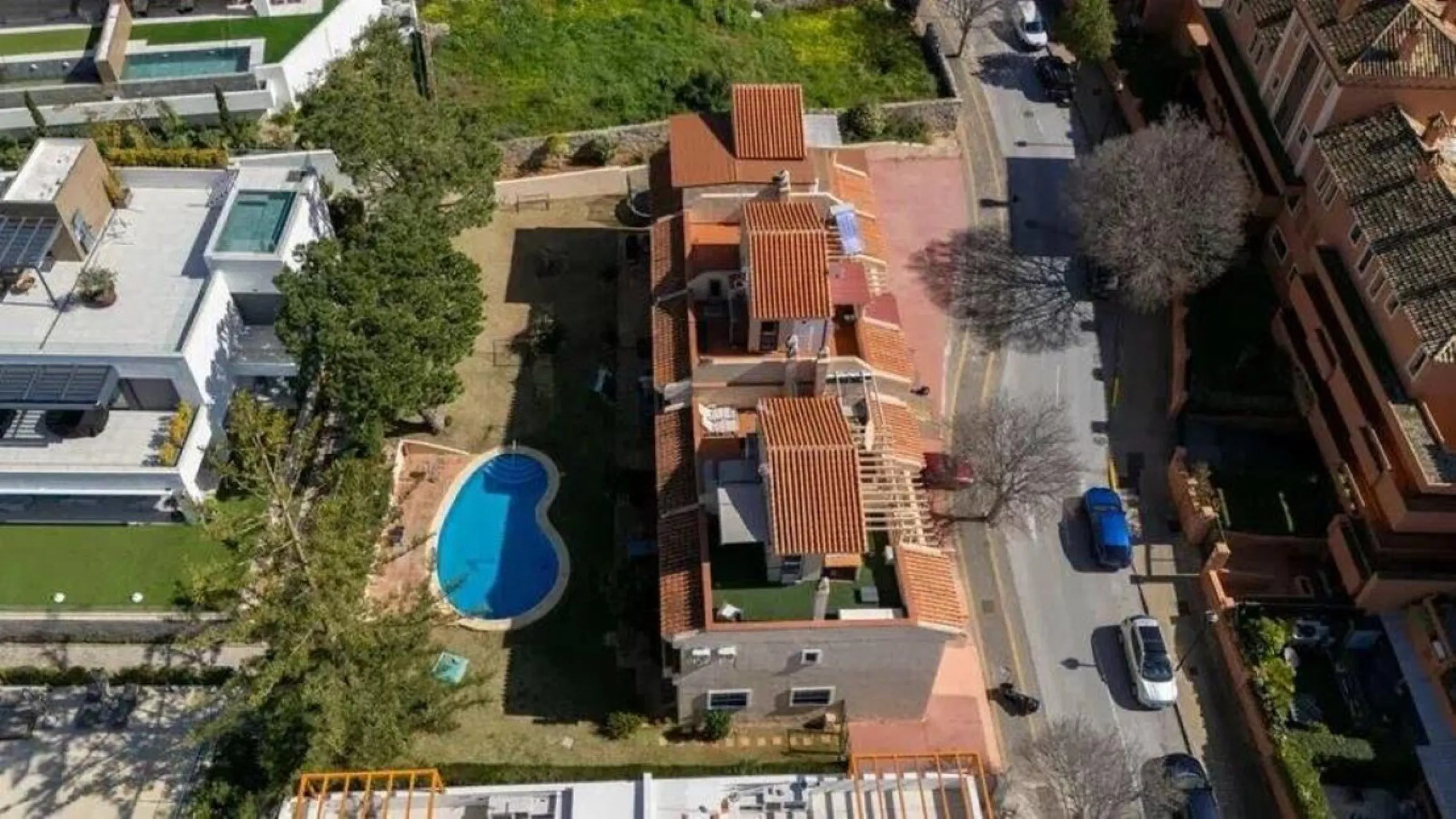 Corner townhouse with sea views in Artola – Cabopino, located next to the golf course and just a 10-minute walk from the beach, within a small community of only five homes. This is a rare opportunity in this highly sought-after area of Marbella.