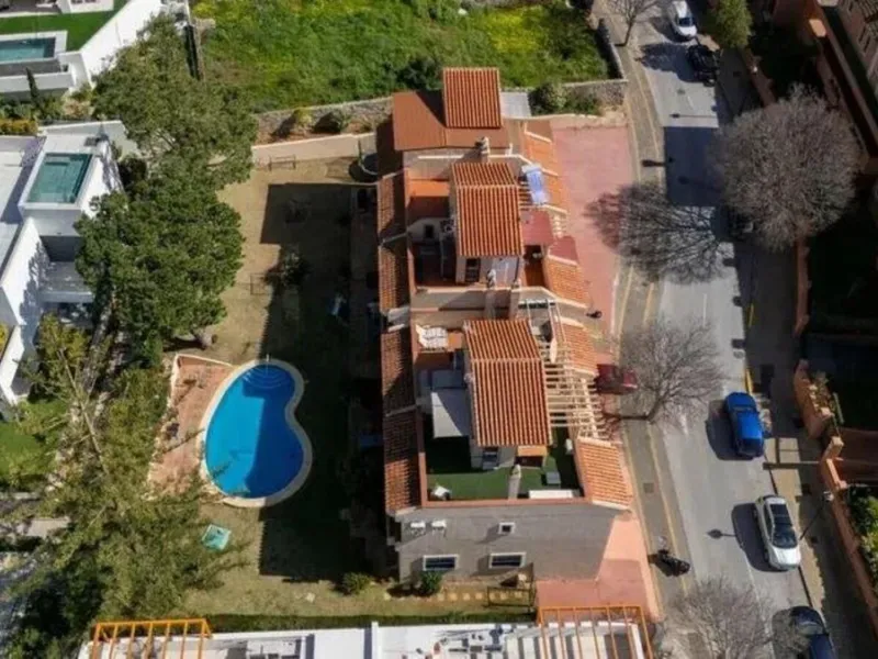 Corner townhouse with sea views in Artola – Cabopino, located next to the golf course and just a 10-minute walk from the beach, within a small community of only five homes. This is a rare opportunity in this highly sought-after area of Marbella.