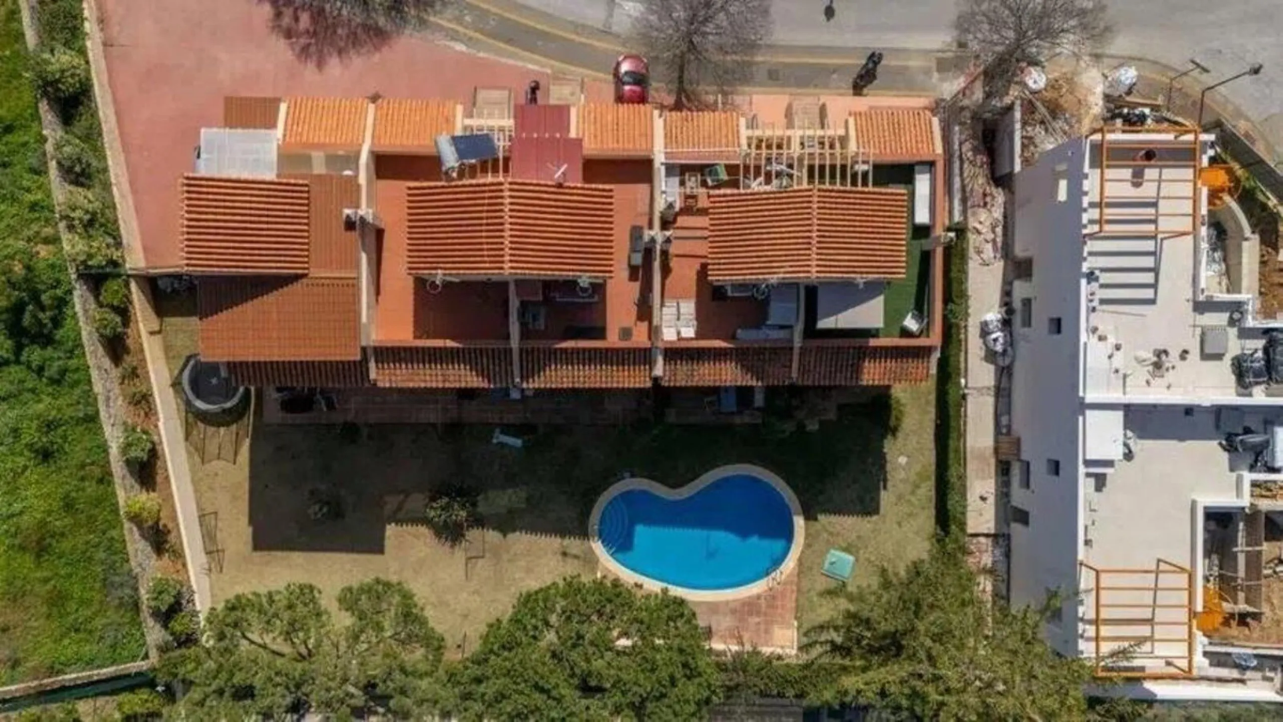 Corner townhouse with sea views in Artola – Cabopino, located next to the golf course and just a 10-minute walk from the beach, within a small community of only five homes. This is a rare opportunity in this highly sought-after area of Marbella.