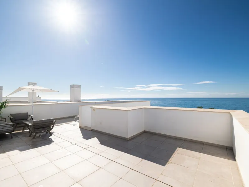 Nestled right on the seafront of Benalmádena, this three-bedroom, two-bathroom duplex penthouse, with tourist licence, offers a truly luxurious coastal lifestyle with outstanding, panoramic sea views. Completed in 2021 within the superior, gated complex o