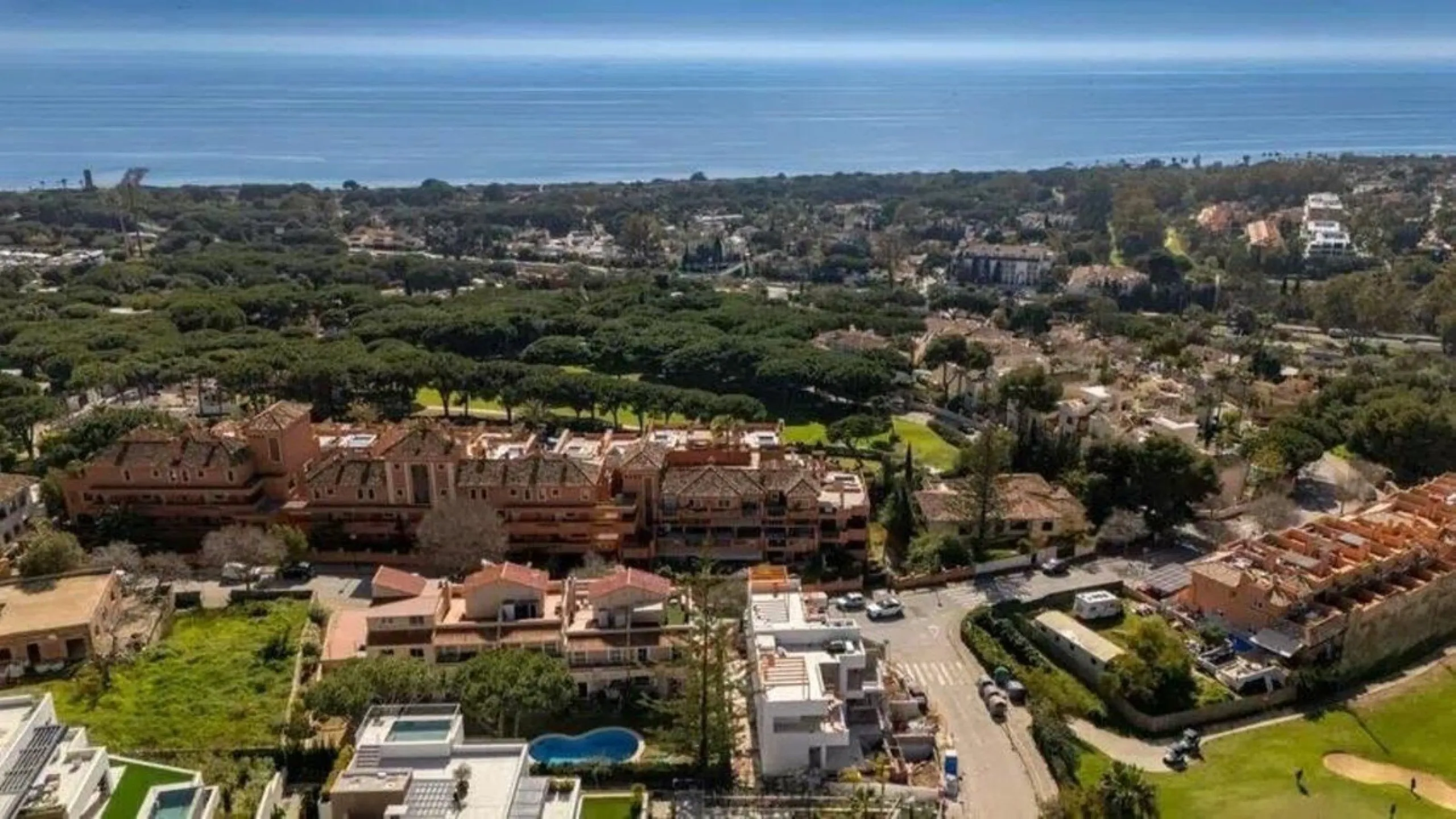 Corner townhouse with sea views in Artola – Cabopino, located next to the golf course and just a 10-minute walk from the beach, within a small community of only five homes. This is a rare opportunity in this highly sought-after area of Marbella.