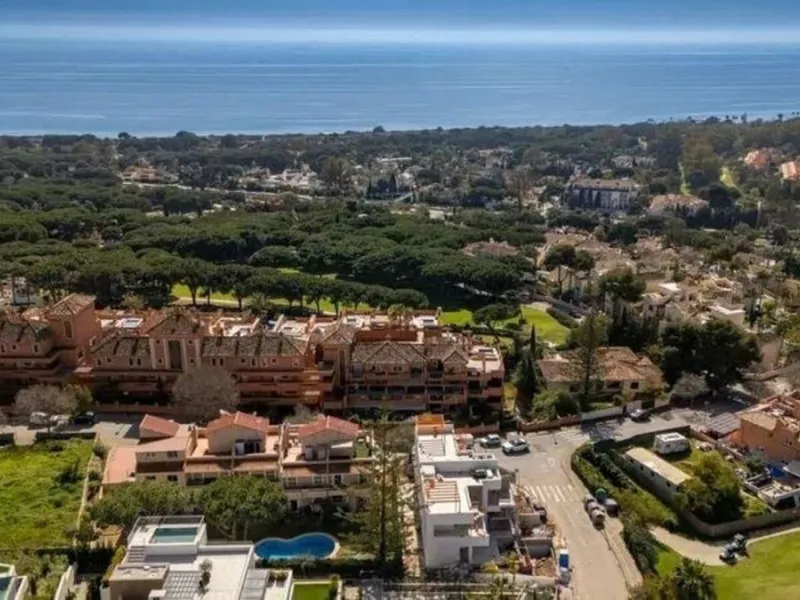 Corner townhouse with sea views in Artola – Cabopino, located next to the golf course and just a 10-minute walk from the beach, within a small community of only five homes. This is a rare opportunity in this highly sought-after area of Marbella.
