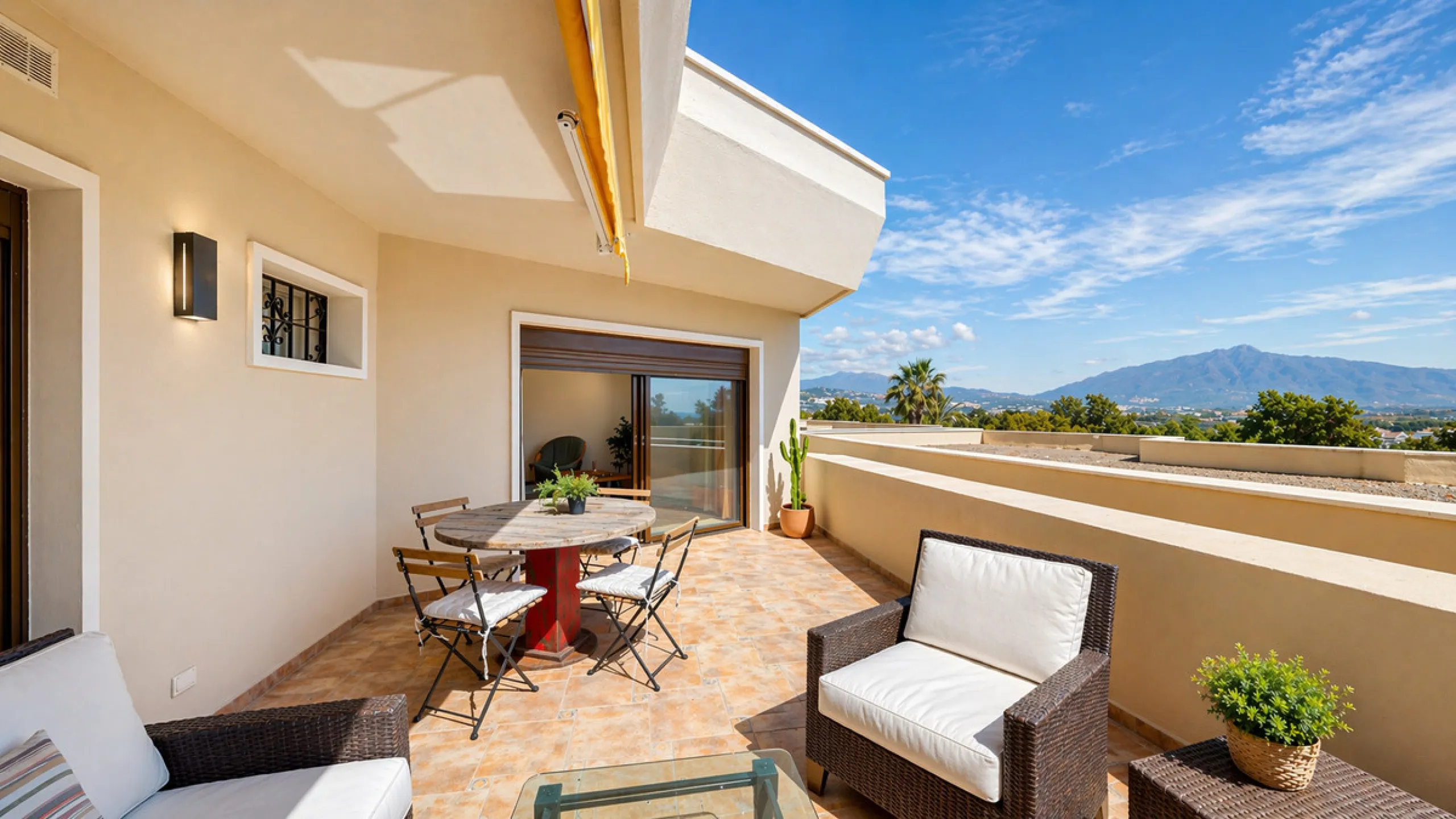 Beautiful apartment located in the sought-after area of Atalaya, Estepona—ideal as a permanent residence or a smart investment opportunity. The property features 2 spacious bedrooms, 1 bathroom, and 1 en-suite bathroom, with an east-facing orientation tha