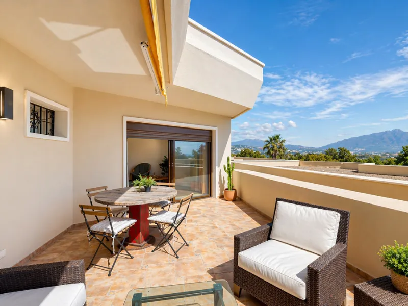 Beautiful apartment located in the sought-after area of Atalaya, Estepona—ideal as a permanent residence or a smart investment opportunity. The property features 2 spacious bedrooms, 1 bathroom, and 1 en-suite bathroom, with an east-facing orientation tha
