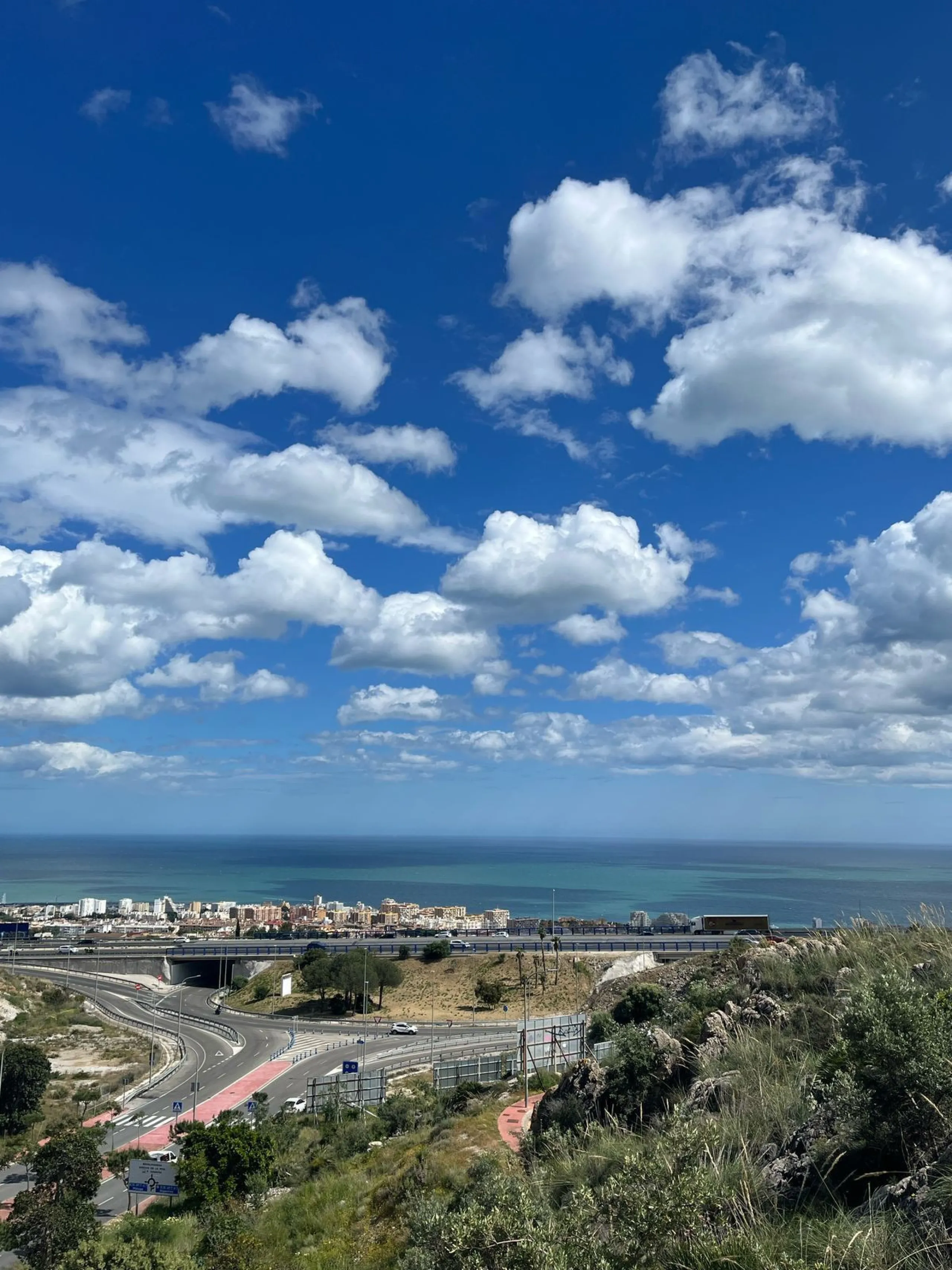 672 m² south-facing plot in Santangelo Norte with a fully approved project to construct a 378 m² contemporary villa (168 m² computable) distributed over three levels, including: