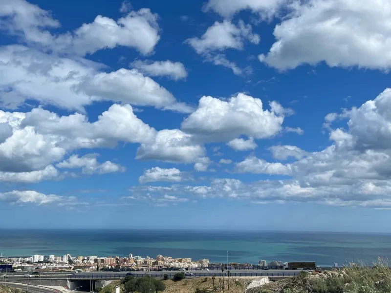 672 m² south-facing plot in Santangelo Norte with a fully approved project to construct a 378 m² contemporary villa (168 m² computable) distributed over three levels, including: