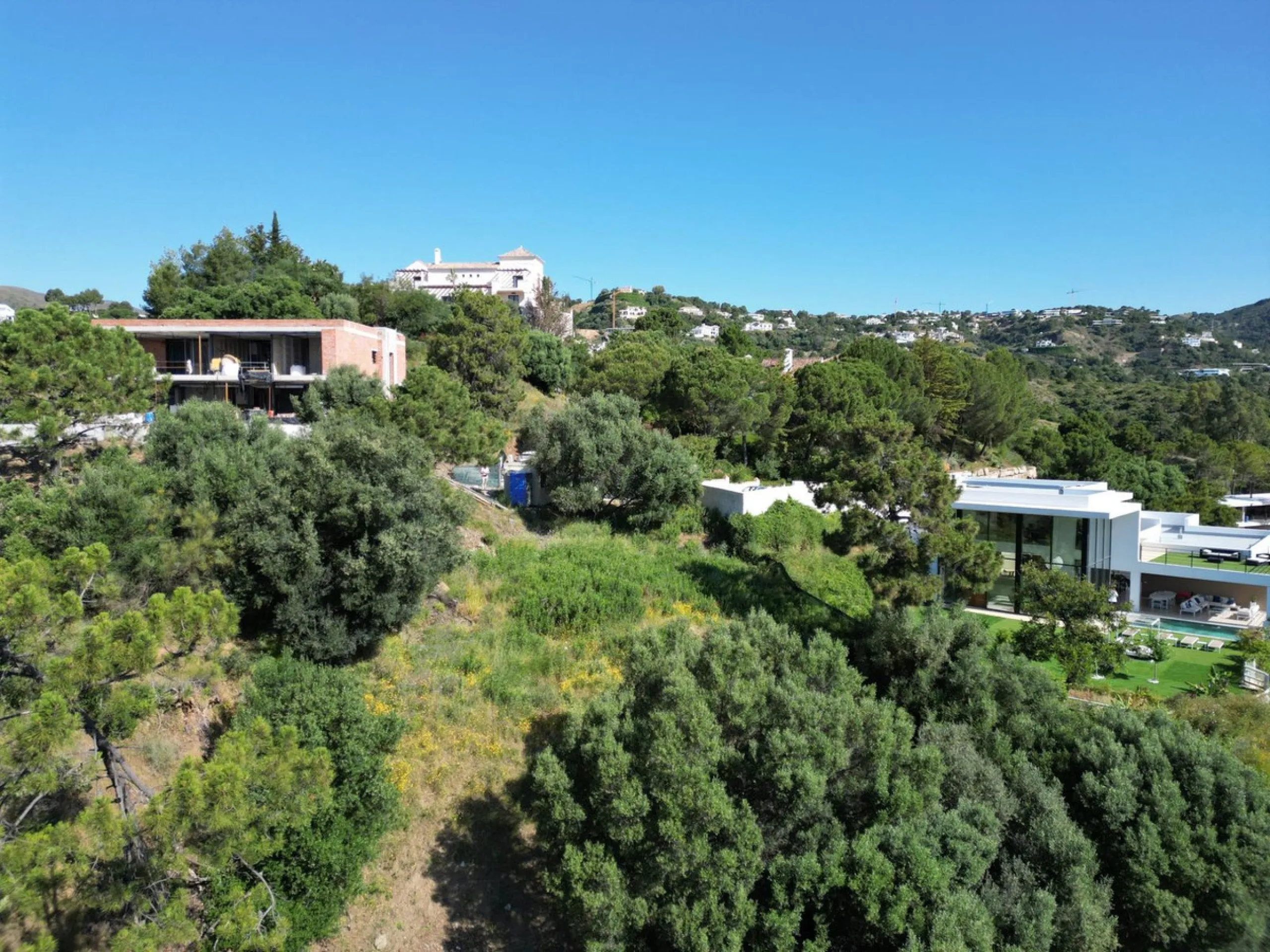 Fabulous south-facing residential plot in the exclusive country estate of Monte Mayor Resort. This large plot of €2.799m2 enjoys stunning views of the lake and surrounding landscape, and is close to the security entrance of the resort.