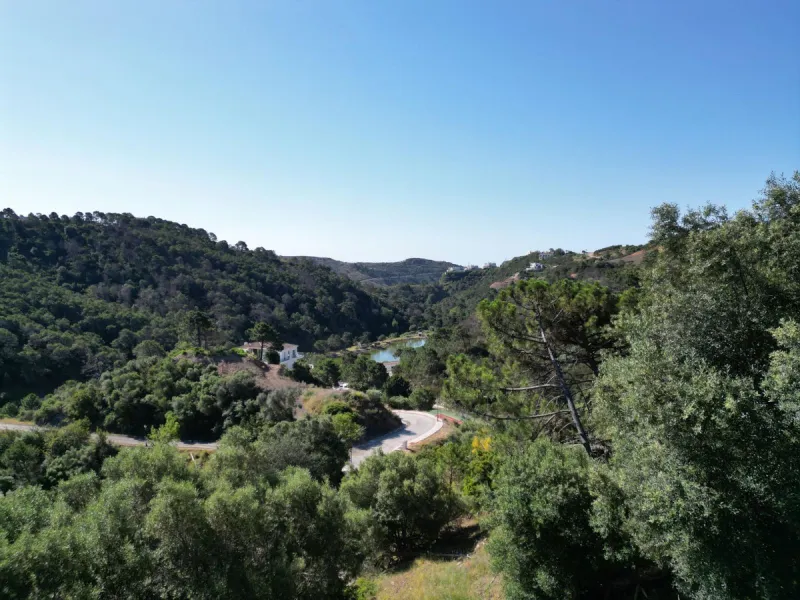 Fabulous south-facing residential plot in the exclusive country estate of Monte Mayor Resort. This large plot of €2.799m2 enjoys stunning views of the lake and surrounding landscape, and is close to the security entrance of the resort.