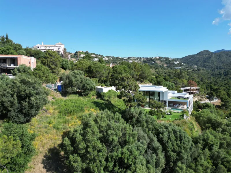 Fabulous south-facing residential plot in the exclusive country estate of Monte Mayor Resort. This large plot of €2.799m2 enjoys stunning views of the lake and surrounding landscape, and is close to the security entrance of the resort.