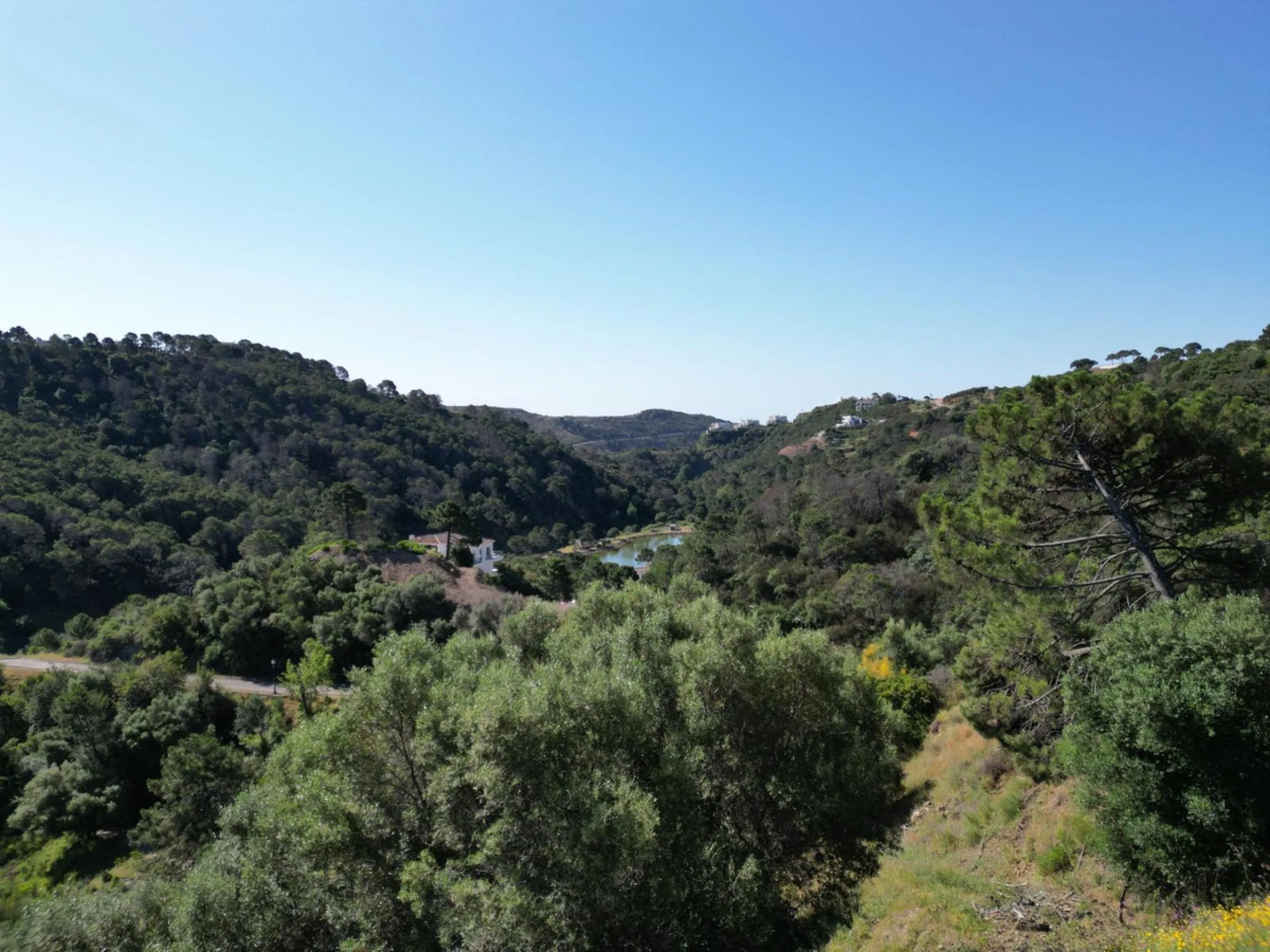 Fabulous south-facing residential plot in the exclusive country estate of Monte Mayor Resort. This large plot of €2.799m2 enjoys stunning views of the lake and surrounding landscape, and is close to the security entrance of the resort.