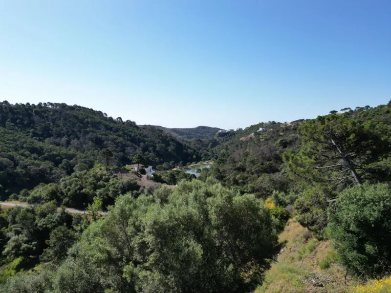 Fabulous south-facing residential plot in the exclusive country estate of Monte Mayor Resort. This large plot of €2.799m2 enjoys stunning views of the lake and surrounding landscape, and is close to the security entrance of the resort.