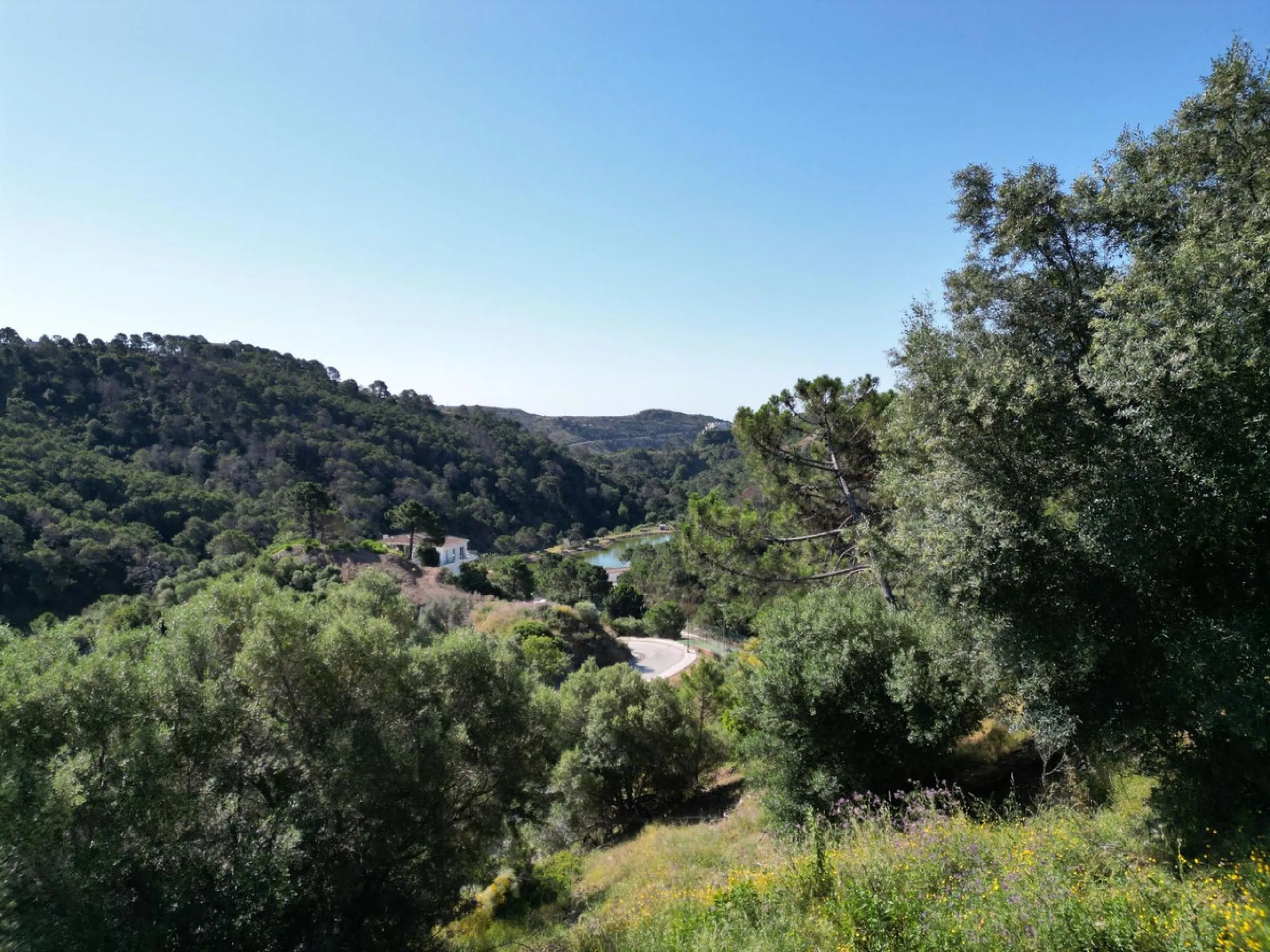 Fabulous south-facing residential plot in the exclusive country estate of Monte Mayor Resort. This large plot of €2.799m2 enjoys stunning views of the lake and surrounding landscape, and is close to the security entrance of the resort.