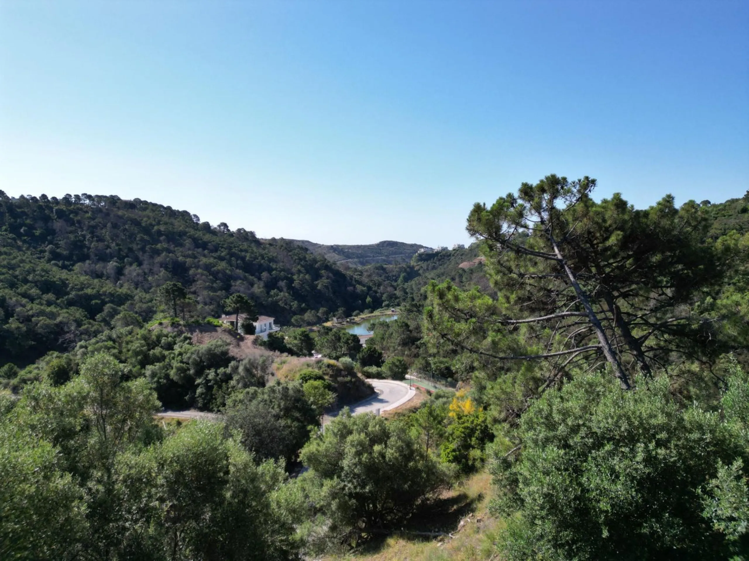 Fabulous south-facing residential plot in the exclusive country estate of Monte Mayor Resort. This large plot of €2.799m2 enjoys stunning views of the lake and surrounding landscape, and is close to the security entrance of the resort.