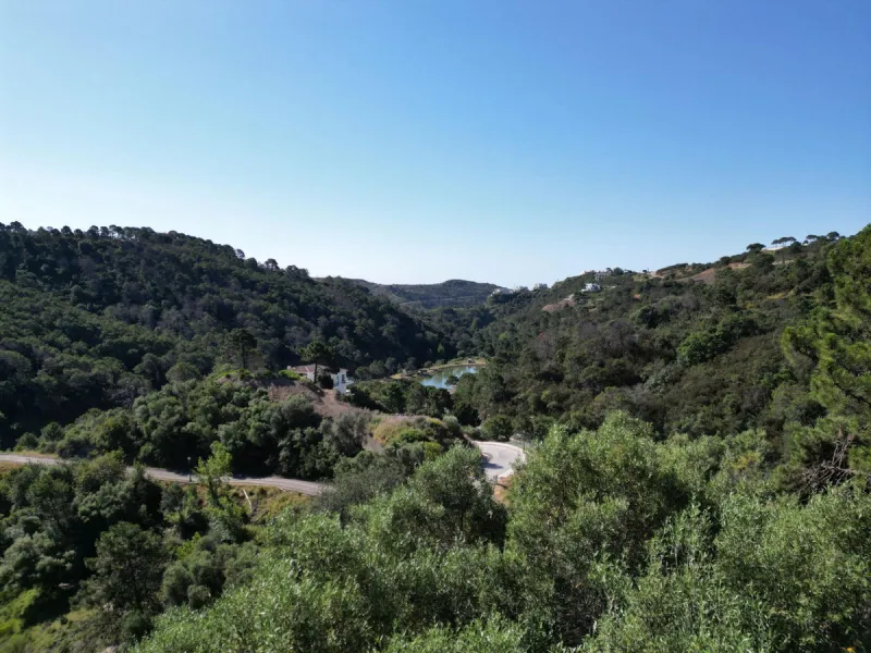 Fabulous south-facing residential plot in the exclusive country estate of Monte Mayor Resort. This large plot of €2.799m2 enjoys stunning views of the lake and surrounding landscape, and is close to the security entrance of the resort.