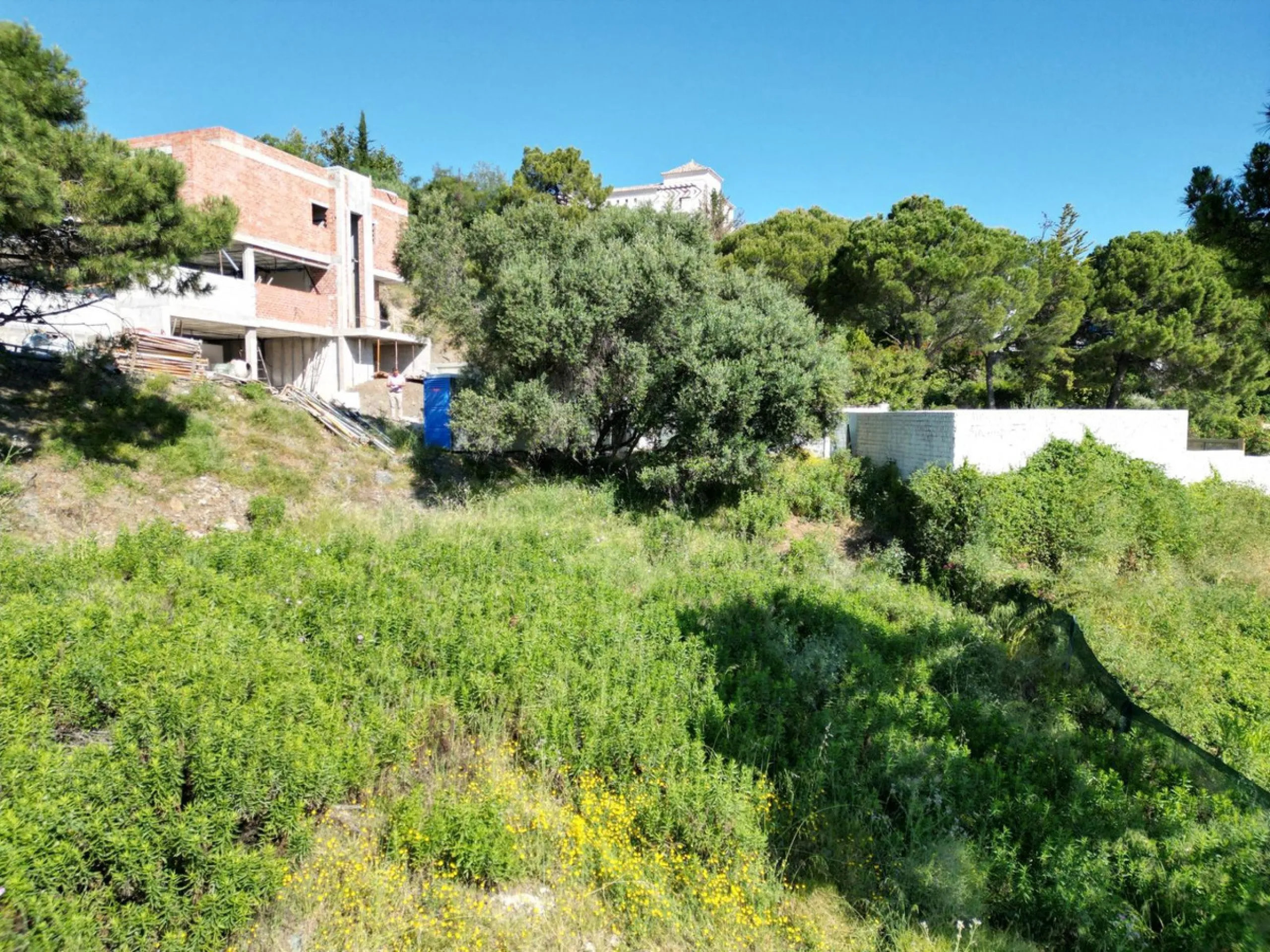 Fabulous south-facing residential plot in the exclusive country estate of Monte Mayor Resort. This large plot of €2.799m2 enjoys stunning views of the lake and surrounding landscape, and is close to the security entrance of the resort.