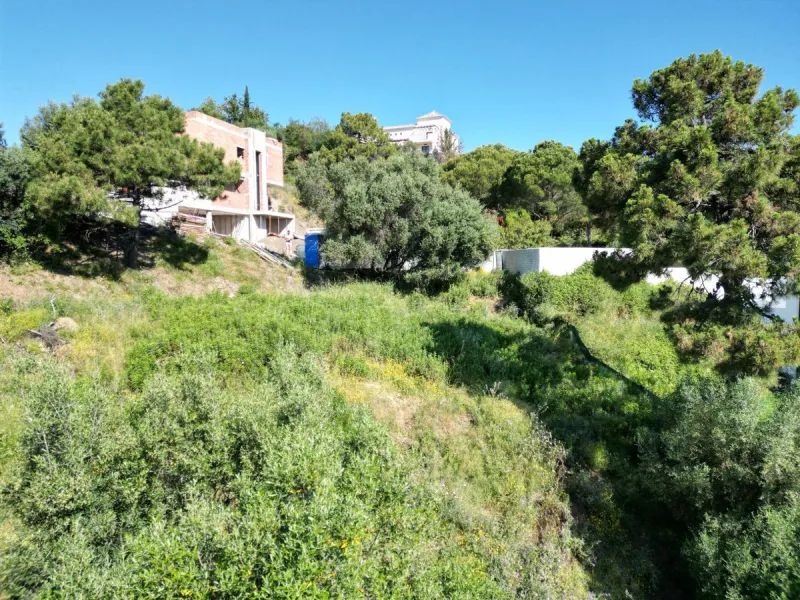 Fabulous south-facing residential plot in the exclusive country estate of Monte Mayor Resort. This large plot of €2.799m2 enjoys stunning views of the lake and surrounding landscape, and is close to the security entrance of the resort.