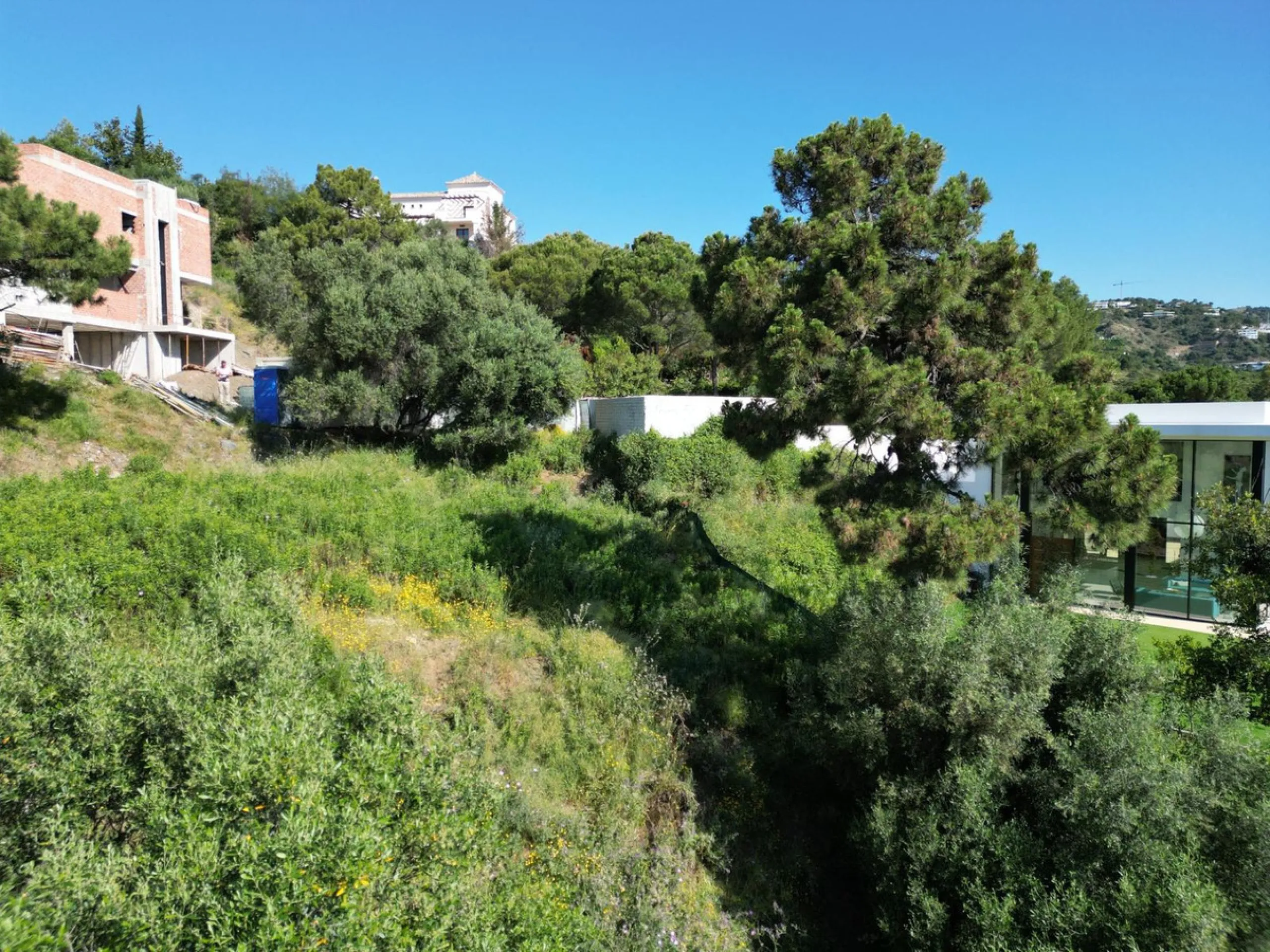 Fabulous south-facing residential plot in the exclusive country estate of Monte Mayor Resort. This large plot of €2.799m2 enjoys stunning views of the lake and surrounding landscape, and is close to the security entrance of the resort.