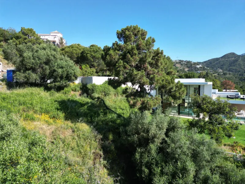 Fabulous south-facing residential plot in the exclusive country estate of Monte Mayor Resort. This large plot of €2.799m2 enjoys stunning views of the lake and surrounding landscape, and is close to the security entrance of the resort.